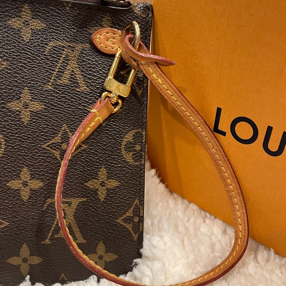 Louis Vuitton Monogram Pouchette - Picture 7 of 15